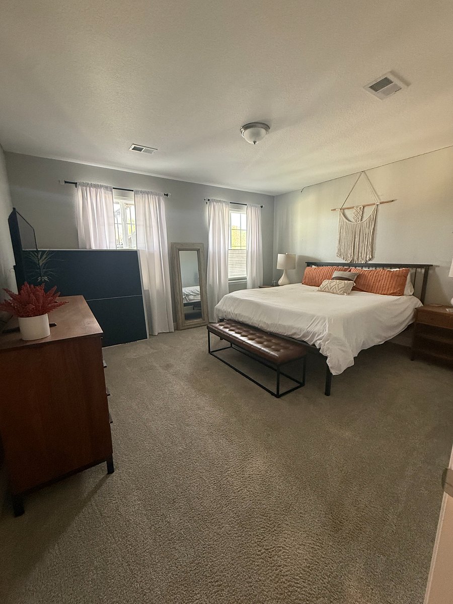 Basement bedroom (King)