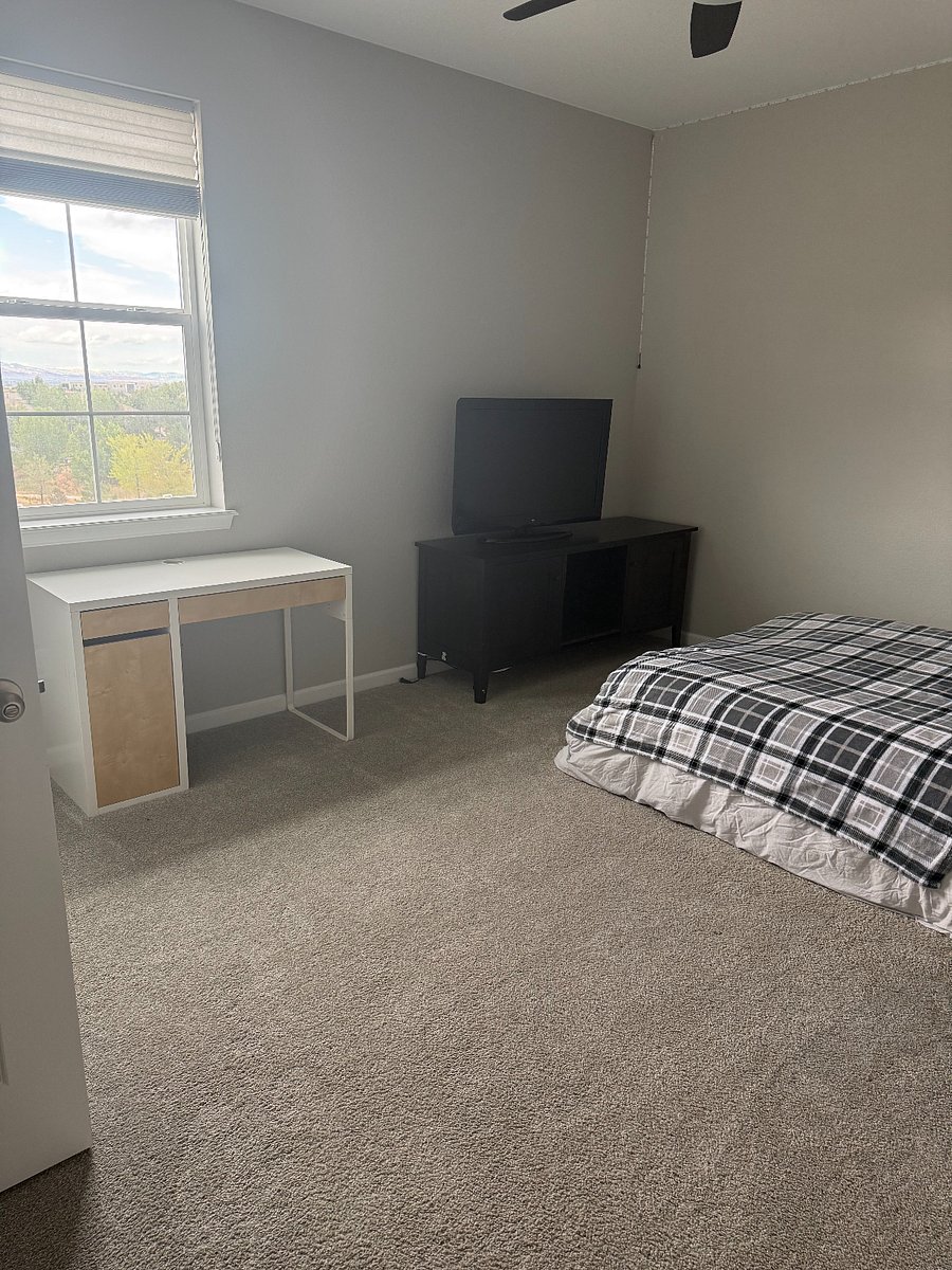 upstairs bedroom (queen)