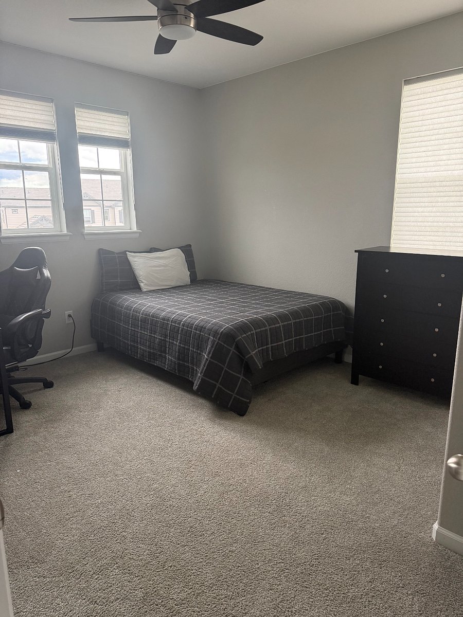 upstairs bedroom (queen)