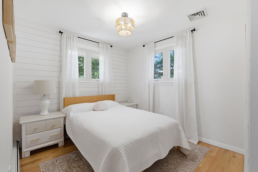 Bedroom 2 (Full-sized Bed)
