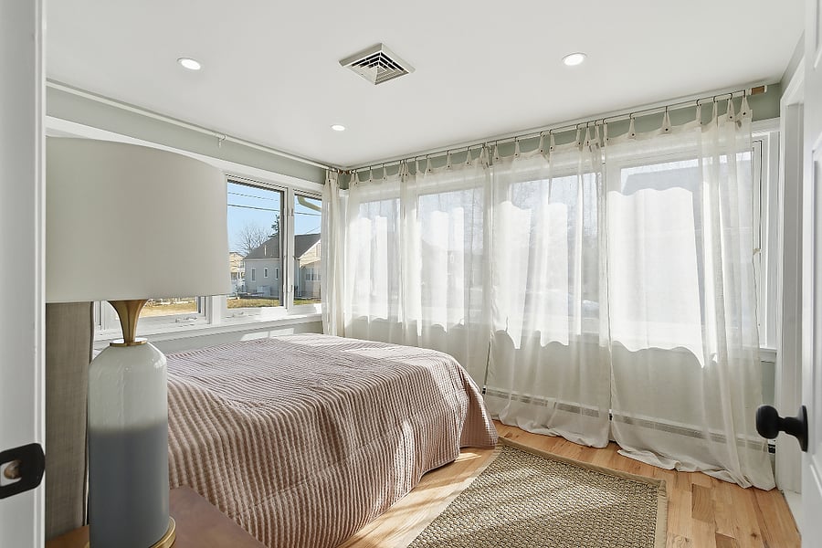 Primary Bedroom (Queen Bed)