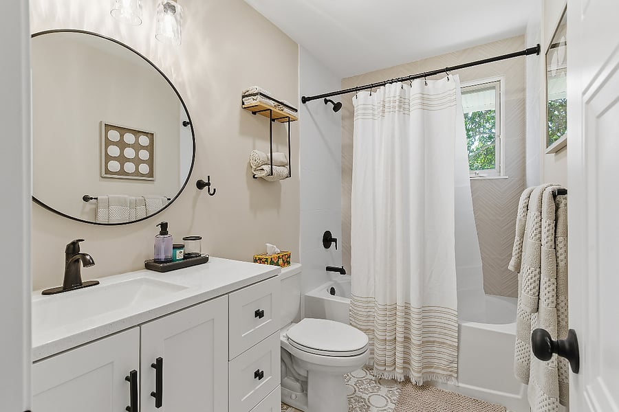Full Bathroom 2