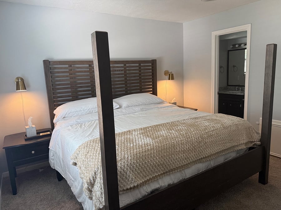 King bed with en suite bath (upstairs)
