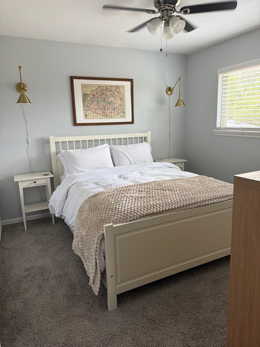 Queen room