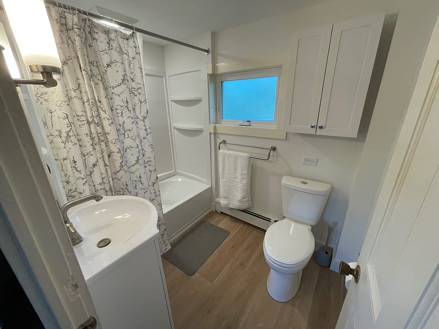 Full bath with all the amenities.