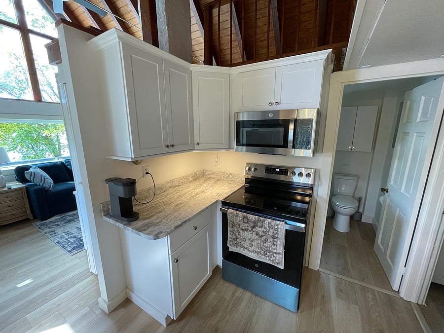 Full kitchen, new appliances.