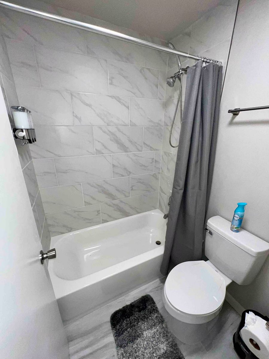 Upstairs full sized bath!