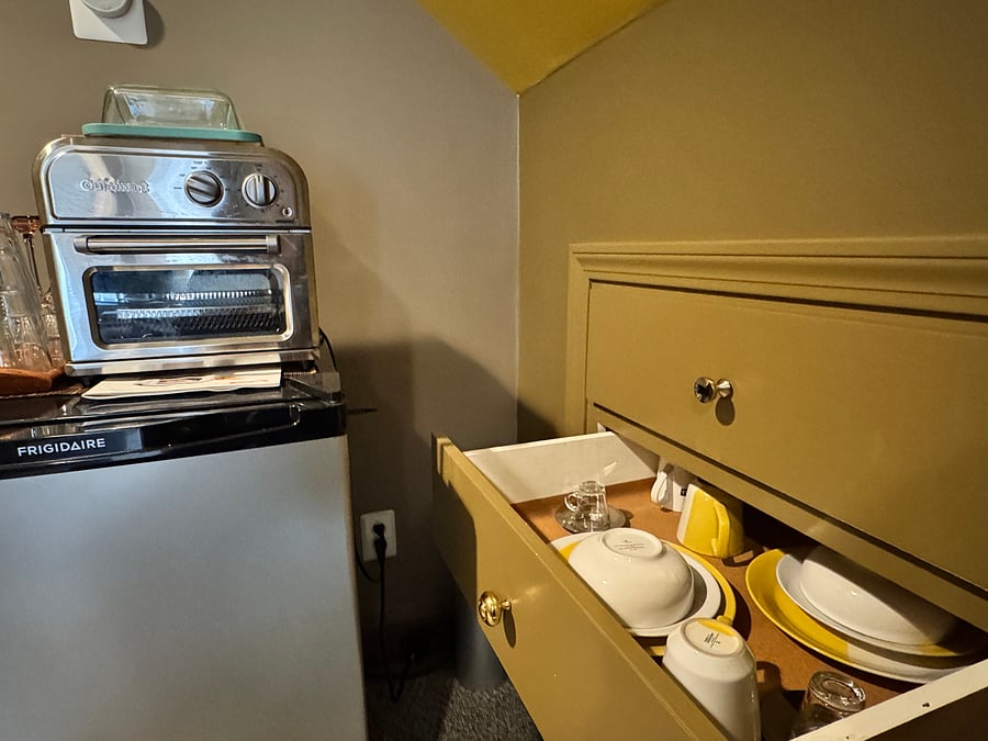 Built-in drawers (dishes)