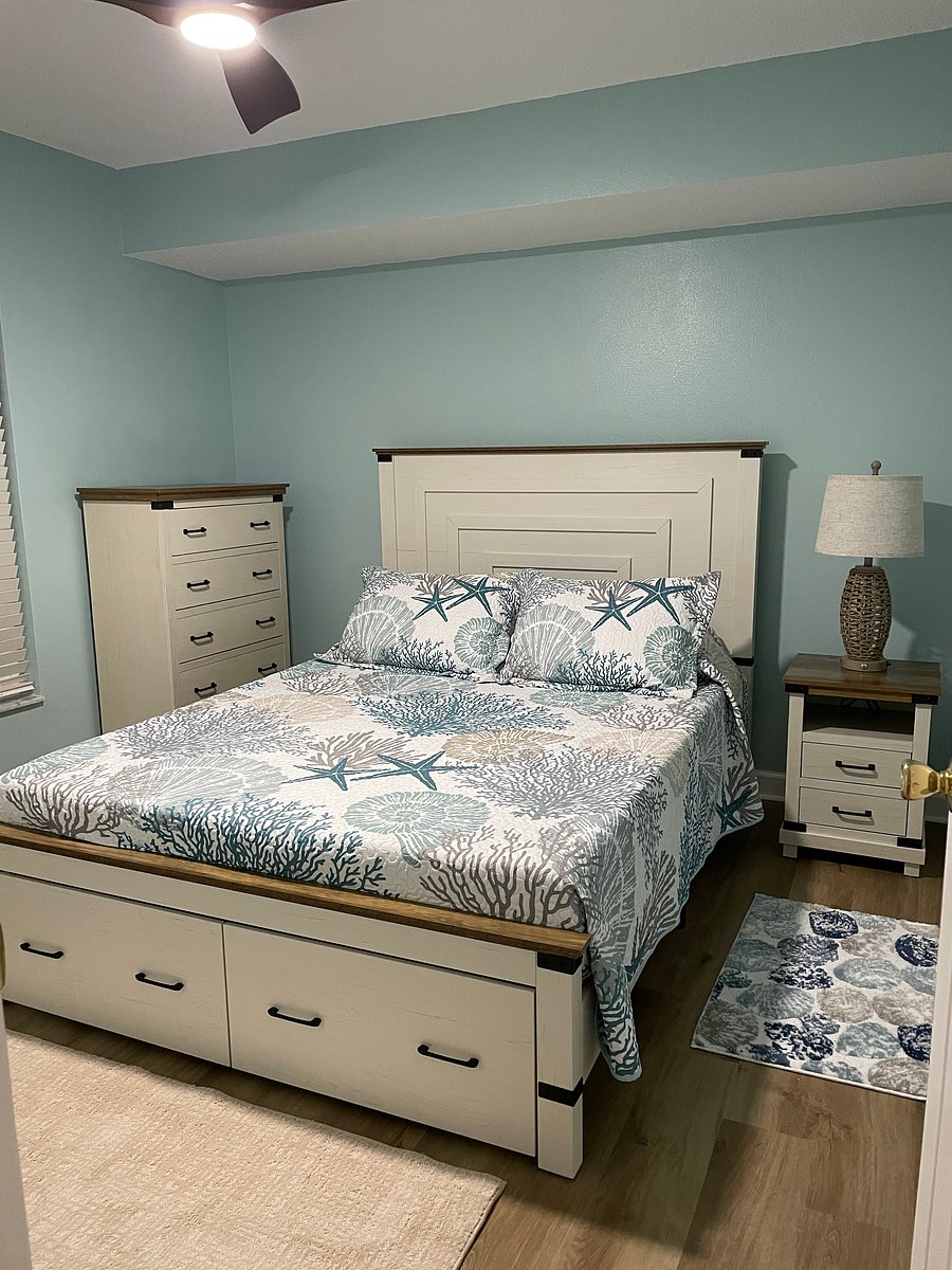Bedroom 2 with Queen bed