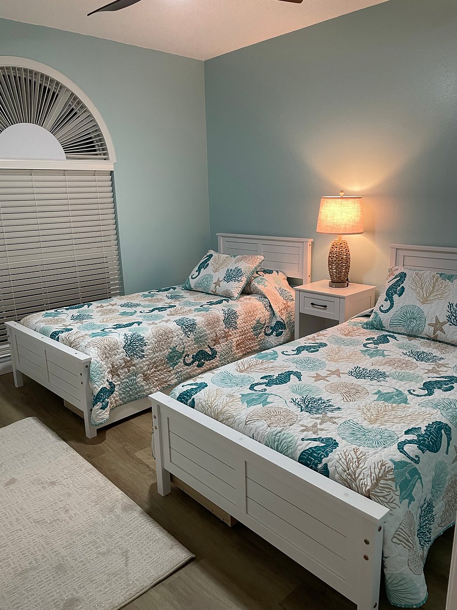 Bedroom 3 with twin beds