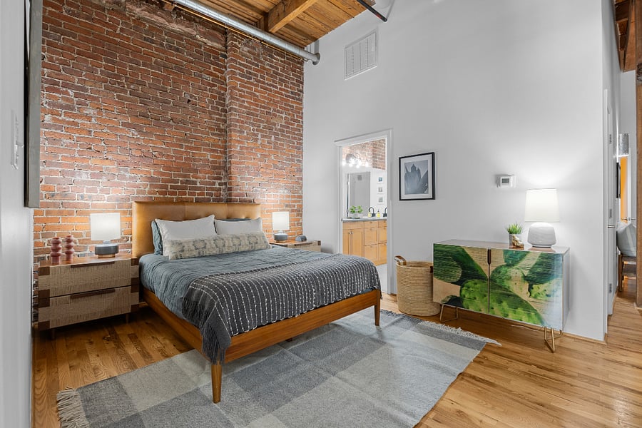 Queen bed with Avocado mattress.