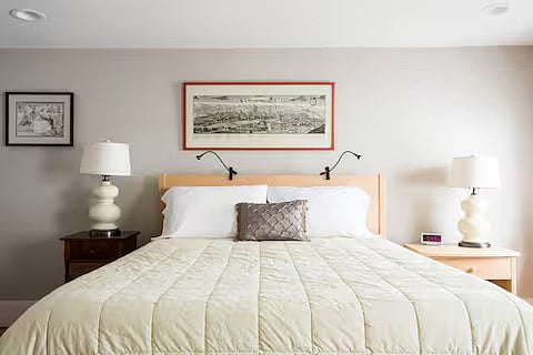 4th floor bedroom [queen]