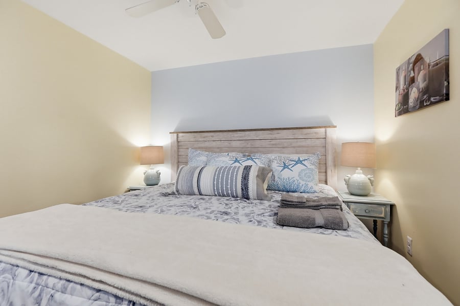 Master bedroom (king bed) on 1st floor