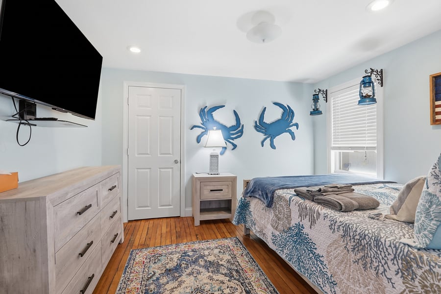 Secondary master bedroom (queen bed) with tv on 1st floor