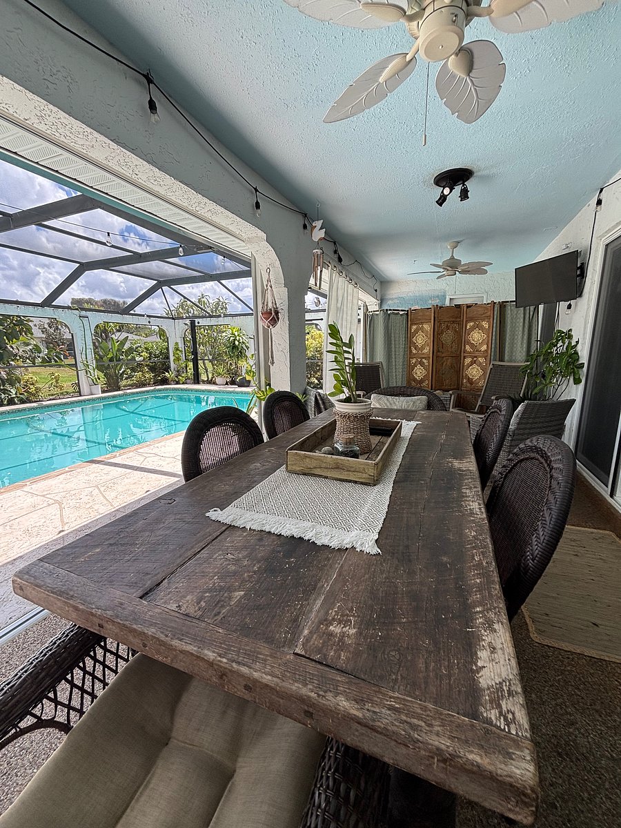 Large table to enjoy meals outside on the lanai
