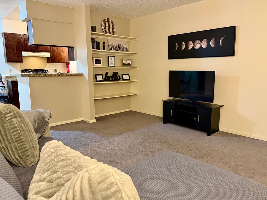 Entertainment Room with Smart TV and Wifi.