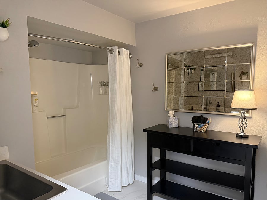 Bathroom with shower/bathtub
