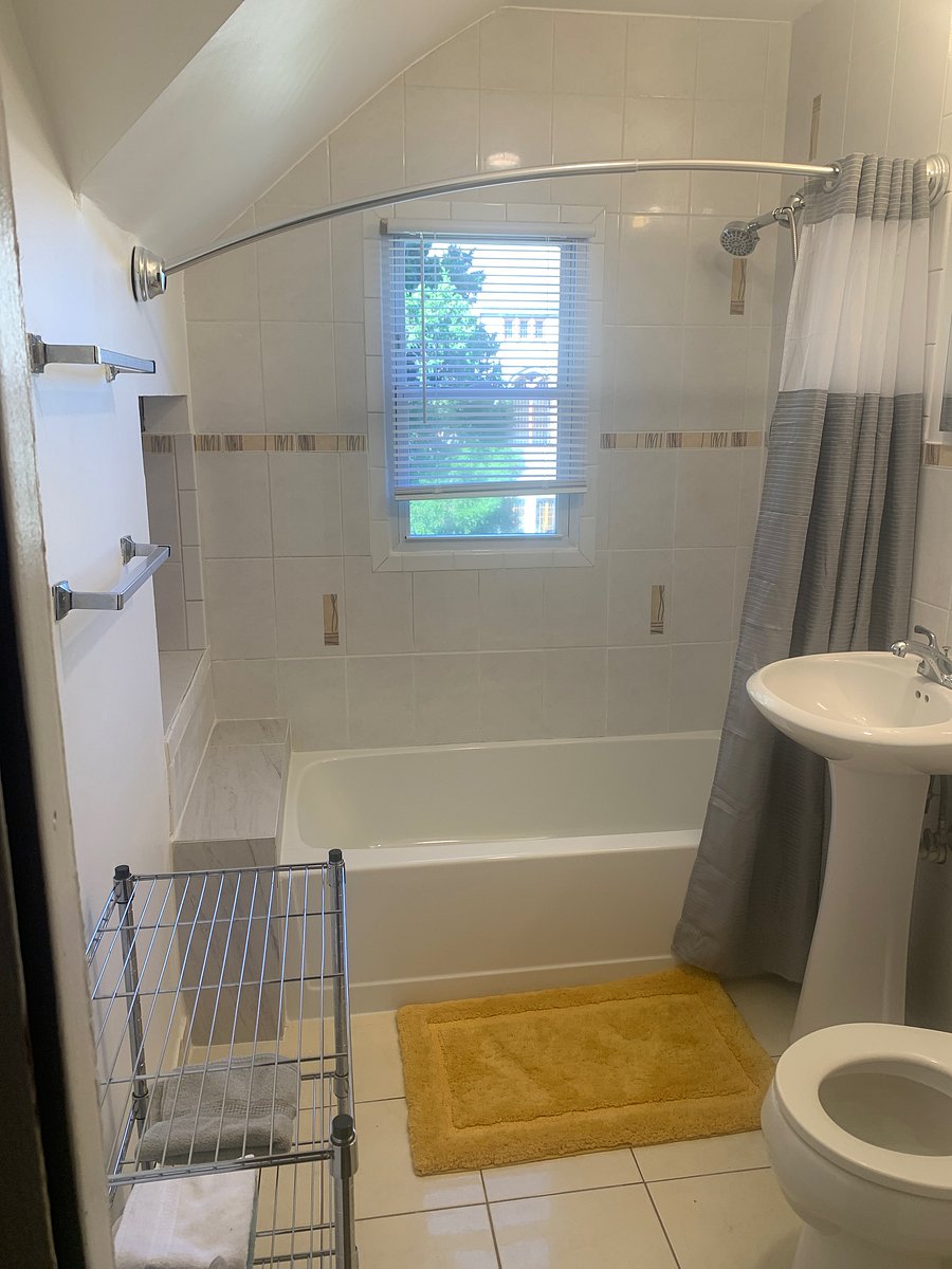 Nice clean sparkling bathroom with all towels provided.
