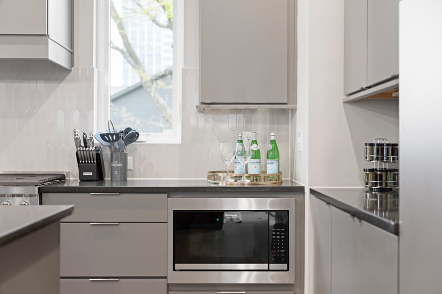 Full Kitchen (Baking sheet, Coffee, Coffee maker, Cooking basics, Dishes and silverware, Dishwasher, Freezer, Hot water kettle, Microwave, Oven, Refrigerator, Stove, Toaster, Trash compactor, Wine glasses)