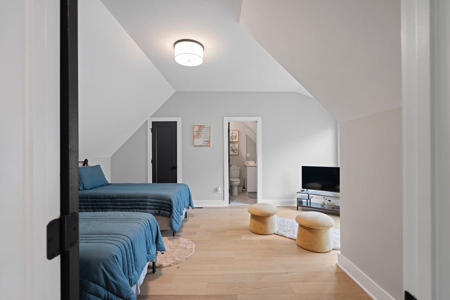 Bedroom 2 - Twin Bed (Air conditioning and Heating, Bed linens, Clothing storage, Hangers, and TV)