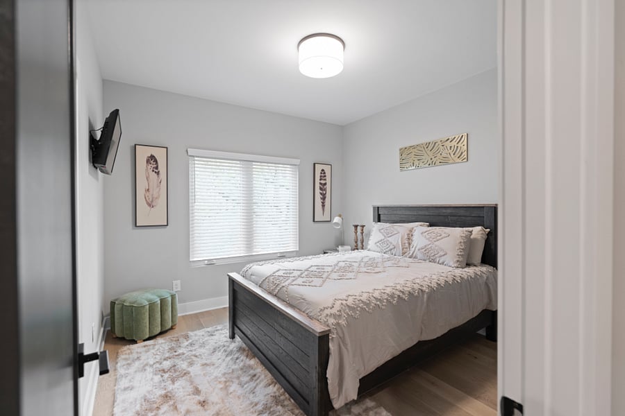 Bedroom 4 - Queen Bed (Air conditioning and Heating, Bed linens, Clothing storage, Hangers, and TV)