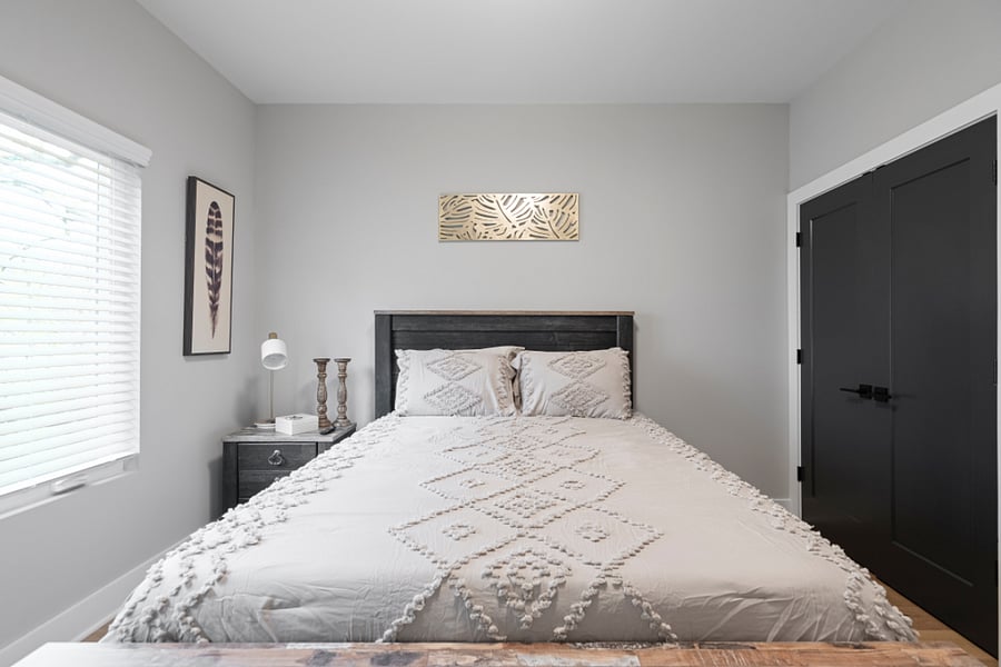 Bedroom 4 - Queen Bed (Air conditioning and Heating, Bed linens, Clothing storage, Hangers, and TV)