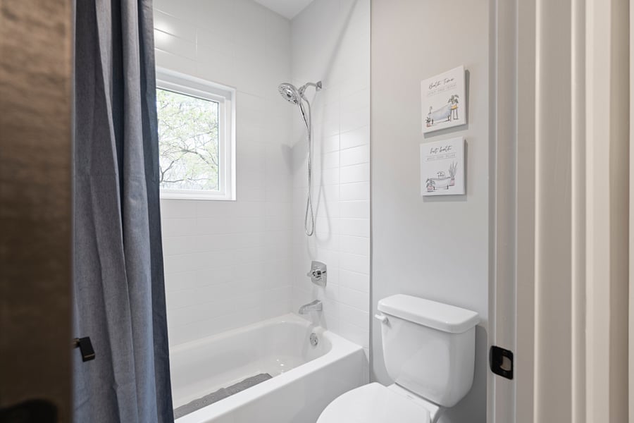Full Bathroom 3 (Air conditioning, Body soap, Conditioner, Heating, Hot water, Shampoo, Shower gel)