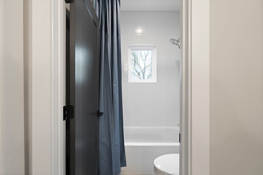 Full Bathroom 3 (Air conditioning, Body soap, Conditioner, Heating, Hot water, Shampoo, Shower gel)