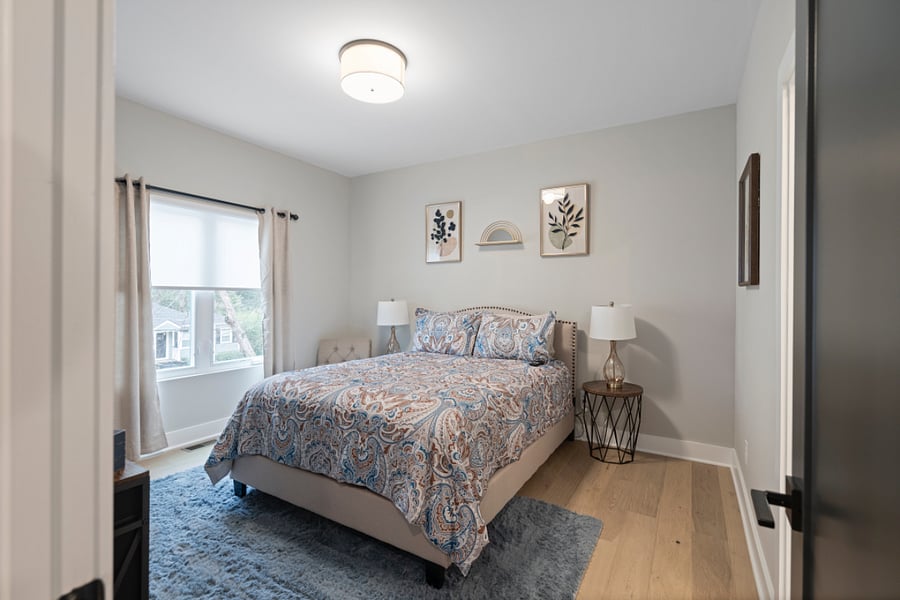 Bedroom 3 - Queen Bed (Air conditioning and Heating, Bed linens, Clothing storage, Hangers, and TV)