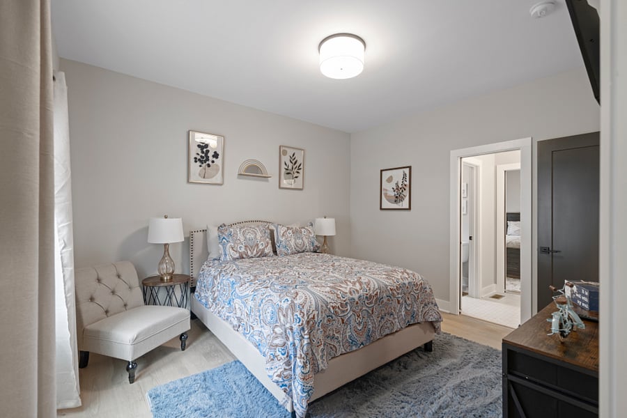 Bedroom 3 - Queen Bed (Air conditioning and Heating, Bed linens, Clothing storage, Hangers, and TV)
