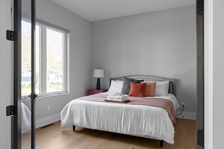 Bedroom 1 - Queen bed (Air conditioning, Bed linens, Clothing storage, Hangers, Heating, and TV)