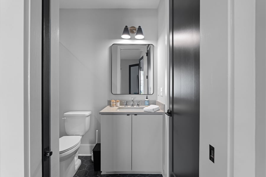 Full Bathroom 1 (Air conditioning, Body soap, Conditioner, Heating, Hot water, Shampoo, Shower gel)