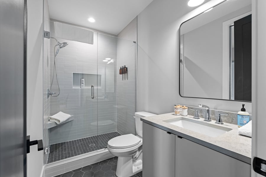 Full Bathroom 1 (Air conditioning, Body soap, Conditioner, Heating, Hot water, Shampoo, Shower gel)