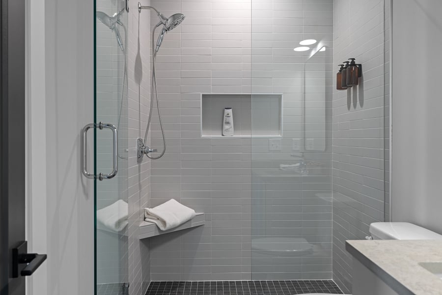 Full Bathroom 1 (Air conditioning, Body soap, Conditioner, Heating, Hot water, Shampoo, Shower gel)