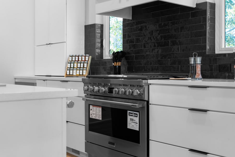 Full Kitchen (Baking sheet, Coffee, Coffee maker, Cooking basics, Dishes and silverware, Dishwasher, Freezer, Hot water kettle, Microwave, Oven, Refrigerator, Stove, Toaster, Trash compactor, Wine glasses)