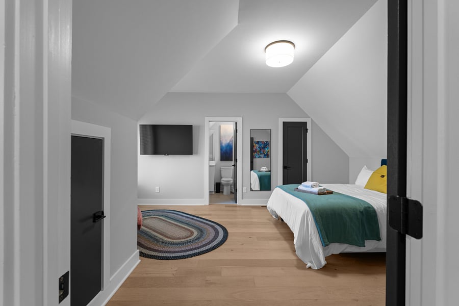 Bedroom 2 - Queen bed (Air conditioning, Bed linens, Clothing storage, Hangers, Heating, and TV)
