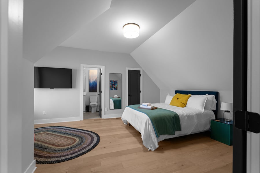 Bedroom 2 - Queen bed (Air conditioning, Bed linens, Clothing storage, Hangers, Heating, and TV)