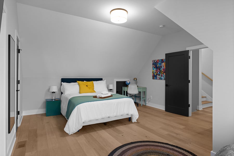 Bedroom 2 - Queen bed (Air conditioning, Bed linens, Clothing storage, Hangers, Heating, and TV)