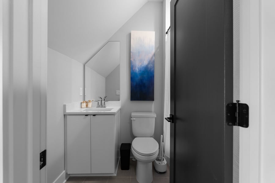 Full Bathroom 2 (Air conditioning, Body soap, Conditioner, Heating, Hot water, Shampoo, Shower gel)