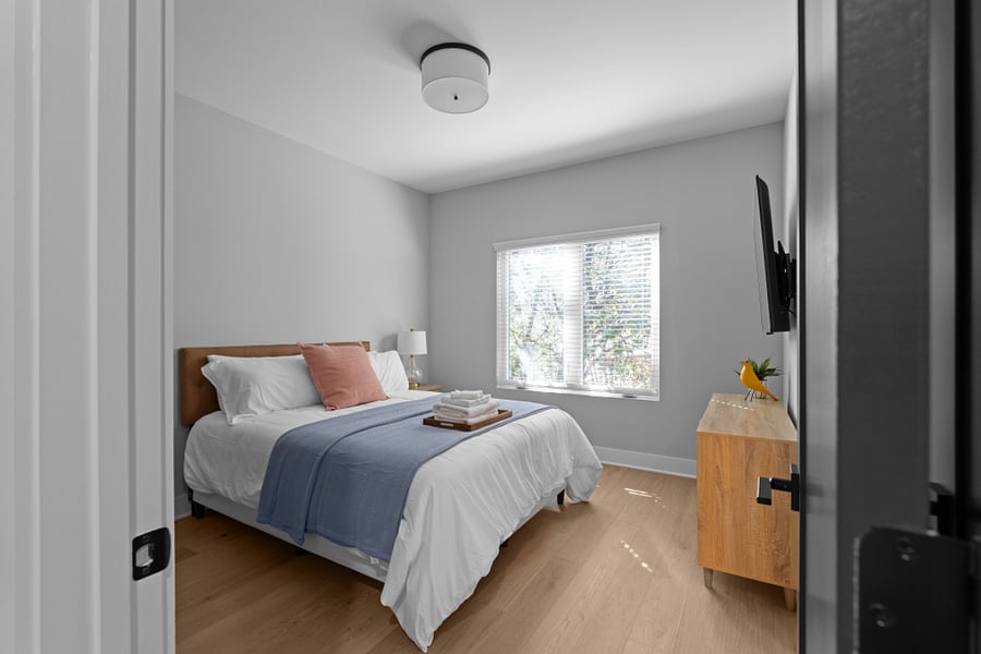 Bedroom 3 - Queen bed (Air conditioning, Bed linens, Clothing storage, Hangers, Heating, and TV)