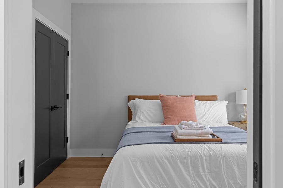 Bedroom 3 - Queen bed (Air conditioning, Bed linens, Clothing storage, Hangers, Heating, and TV)