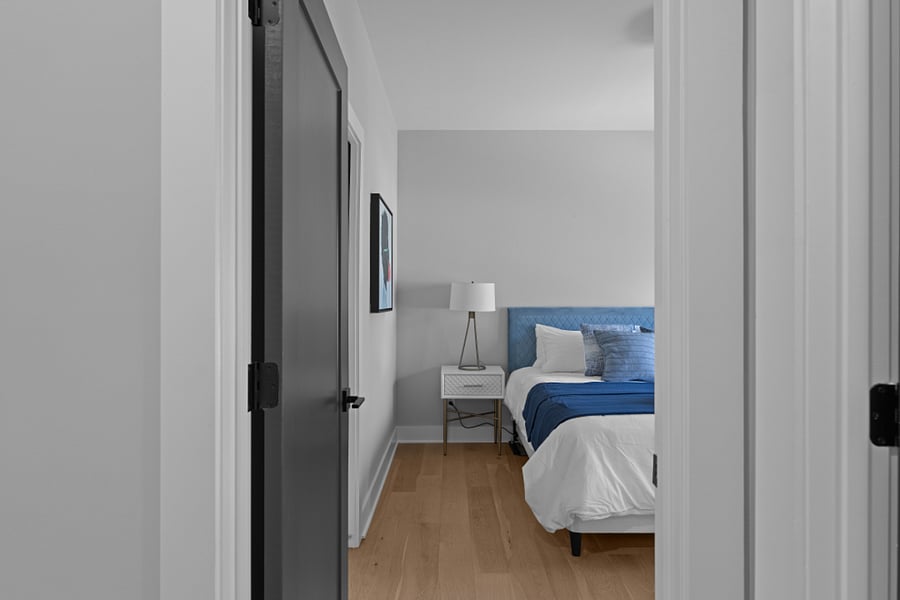 Bedroom 4 - Queen bed (Air conditioning, Bed linens, Clothing storage, Hangers, Heating, and TV)
