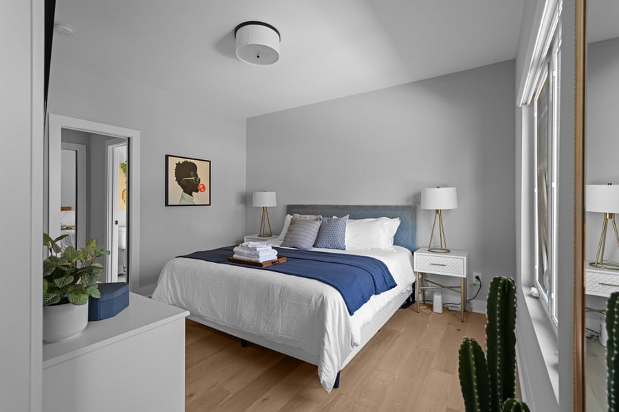 Bedroom 4 - Queen bed (Air conditioning, Bed linens, Clothing storage, Hangers, Heating, and TV)
