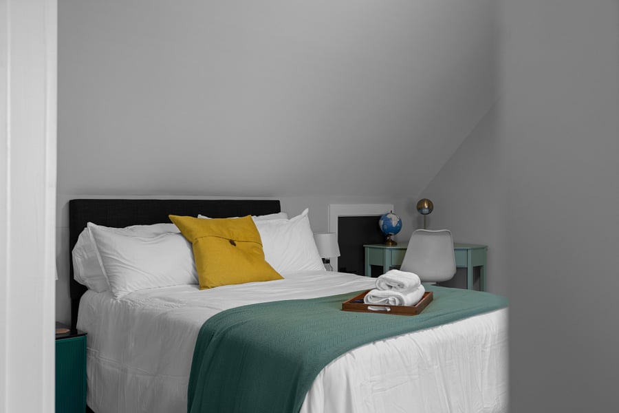 Bedroom 2 - Queen bed (Air conditioning, Bed linens, Clothing storage, Hangers, Heating, and TV)
