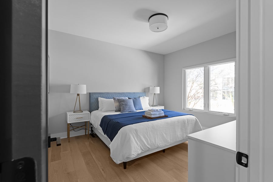 Bedroom 4 - Queen bed (Air conditioning, Bed linens, Clothing storage, Hangers, Heating, and TV)