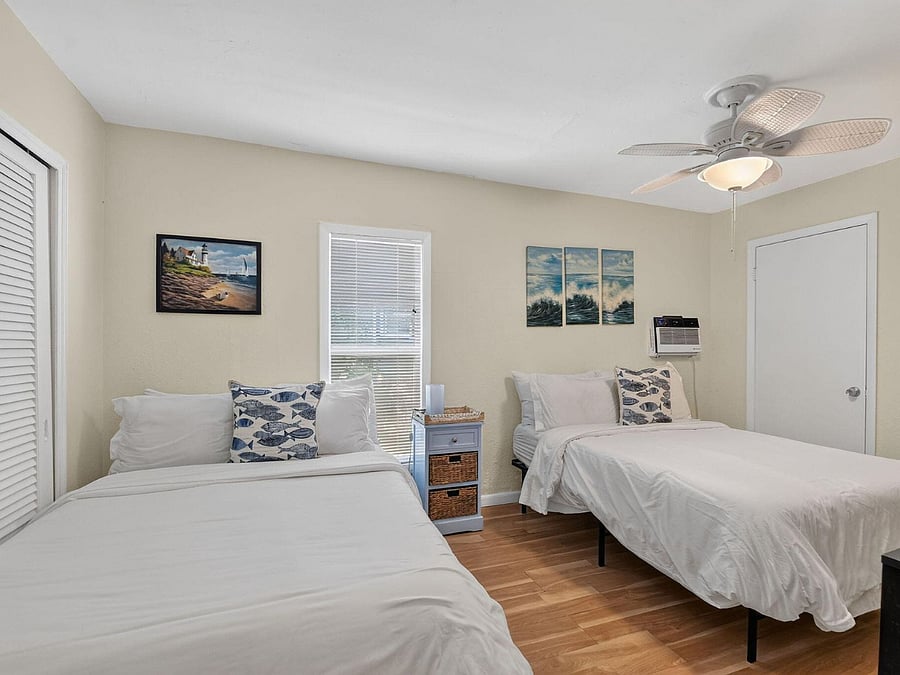 1/1 Bedroom
Peaceful, comfortable retreat with a cozy queen beds, soft lighting, Smart TV, and thoughtful furnishings-perfect for restful nights and quiet relaxation throughout your stay.