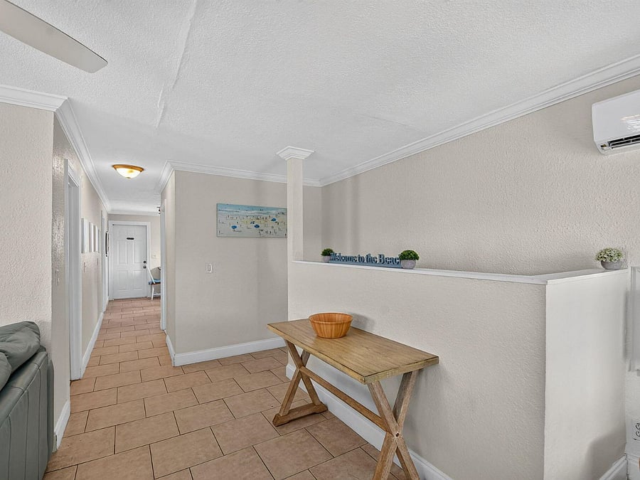 2/1 Hallway leading to bedrooms, bathroom and kitchen.