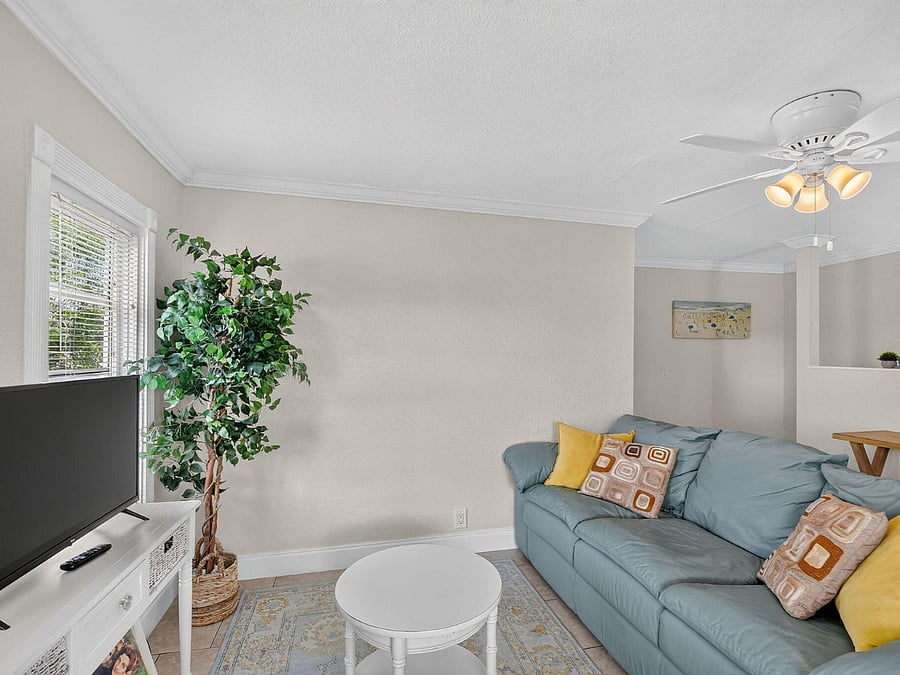 2/1 Unit - Livingroom