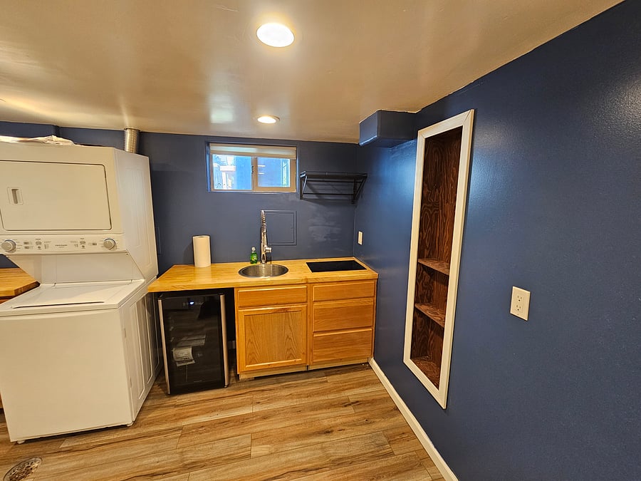 The small kitchen area w/ 2 burner electric cooktop.
