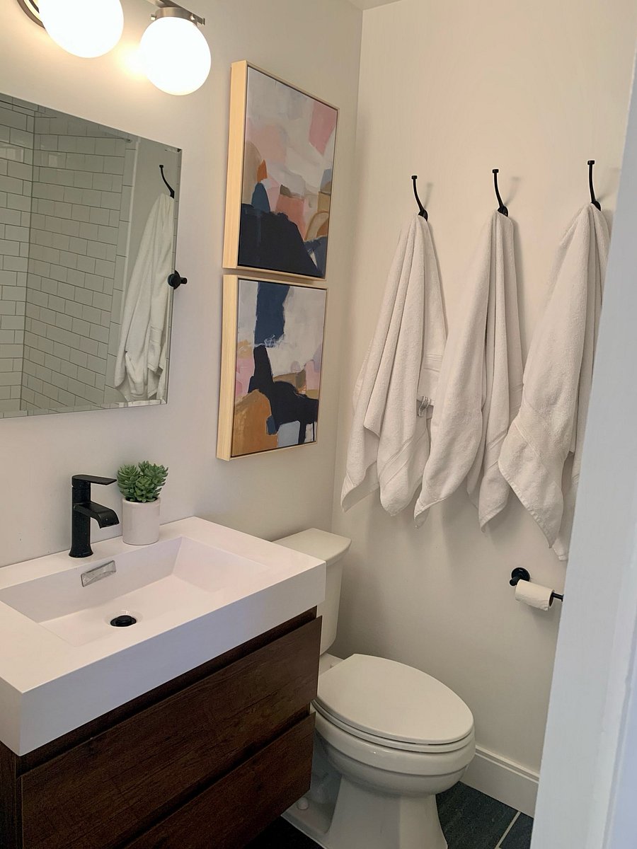 Full bath on second level.